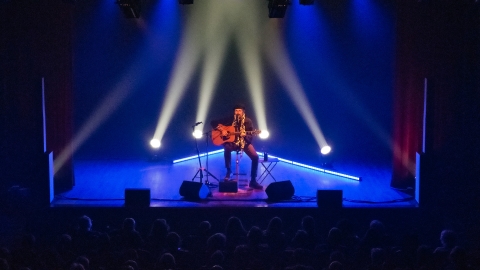 Nicolas PEYRAC a fait salle comble à l'Acousti'k de Miniac-Morvan