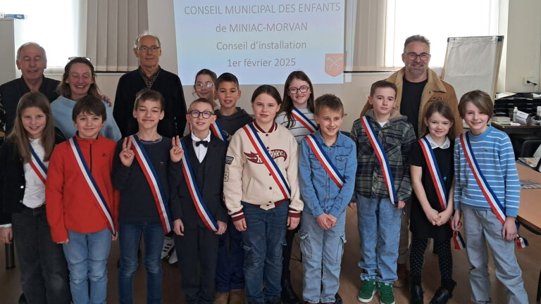 L’installation du Conseil Municipal des Jeunes dans la salle du Conseil municipal de la Mairie, samedi 1er février 2025. Les élus (de gauche à droite) : Jean-Yves Blouin, Marie-Christine Helgen, Daniel Garçon, Olivier Compain.